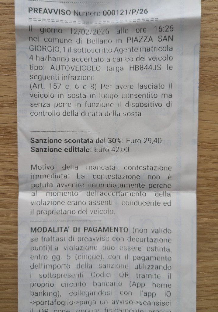 An Italian parking ticket stating the amount owed with and without the 30% discount for when you pay within 5 days of receiving the ticket.